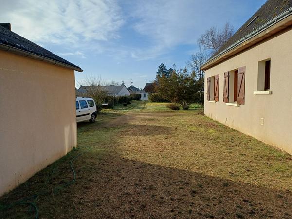 Maison familiale 4 chambres avec jardin clos et garage, proche commerces à Brain-sur-Allonnes