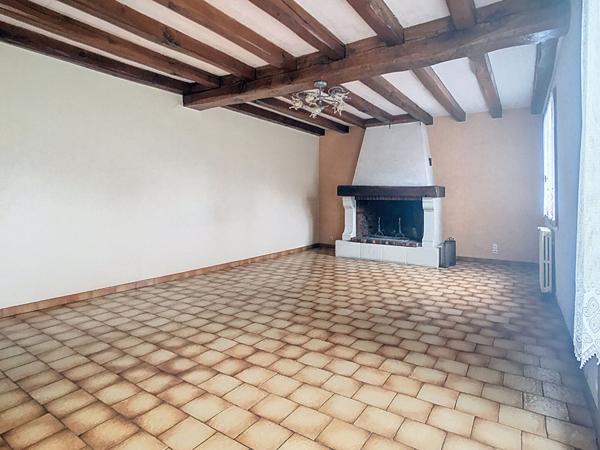 Maison familiale 4 chambres avec jardin clos et garage, proche commerces à Brain-sur-Allonnes