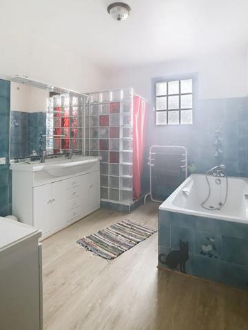 Maison familiale 4 chambres avec jardin clos et garage, proche commerces à Brain-sur-Allonnes