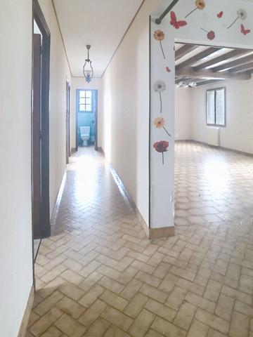 Maison familiale 4 chambres avec jardin clos et garage, proche commerces à Brain-sur-Allonnes