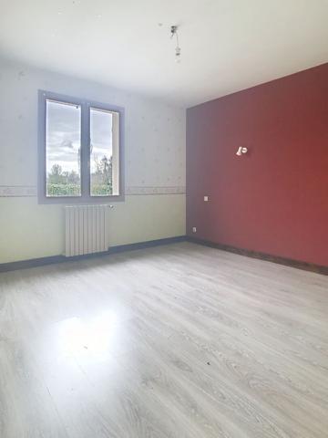 Maison familiale 4 chambres avec jardin clos et garage, proche commerces à Brain-sur-Allonnes