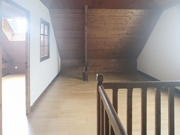 Maison familiale 4 chambres avec jardin clos et garage, proche commerces à Brain-sur-Allonnes