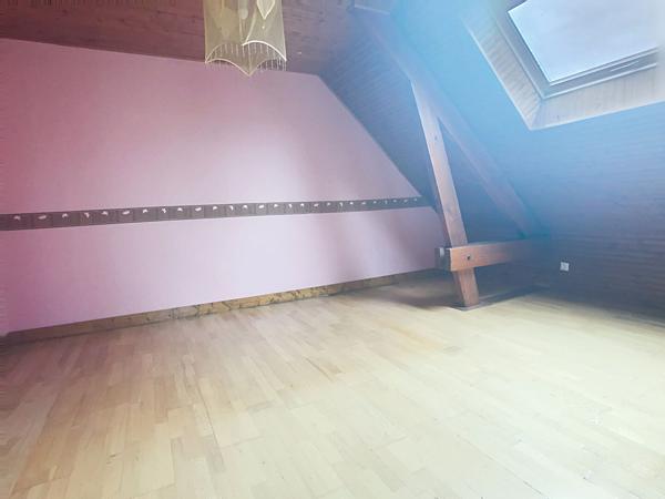 Maison familiale 4 chambres avec jardin clos et garage, proche commerces à Brain-sur-Allonnes