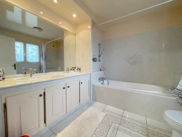 Saclay (91400) *** MAISON FAMILIALE LE VAL D'ALBIAN - ESPACE DE VIE 40m2 - 5 CHAMBRES DONT 4 SUITES PARENTALES - 5 WC - JARDI