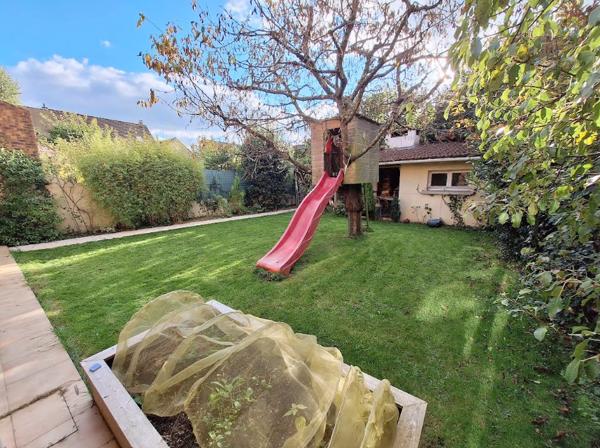 Saclay (91400) *** MAISON FAMILIALE LE VAL D'ALBIAN - ESPACE DE VIE 40m2 - 5 CHAMBRES DONT 4 SUITES PARENTALES - 5 WC - JARDI