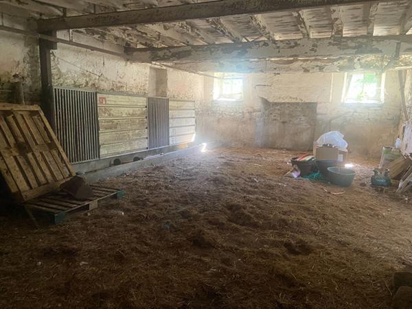 ANCIEN CORPS DE FERME A RENOVER SUR 4 HECTARES