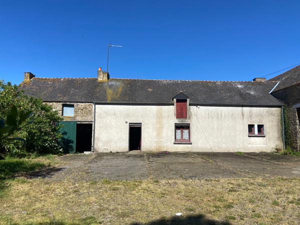 ANCIEN CORPS DE FERME A RENOVER SUR 4 HECTARES