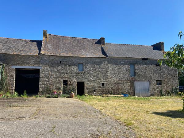 ANCIEN CORPS DE FERME A RENOVER SUR 4 HECTARES