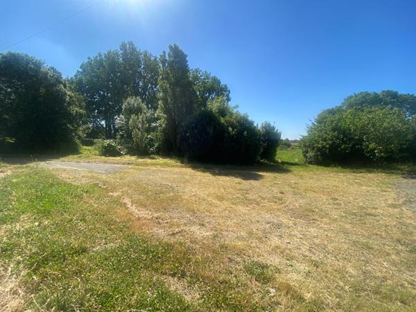 ANCIEN CORPS DE FERME A RENOVER SUR 4 HECTARES