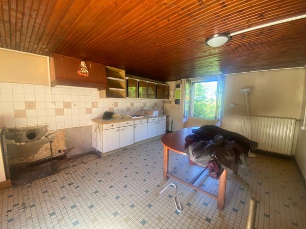 ANCIEN CORPS DE FERME A RENOVER SUR 4 HECTARES