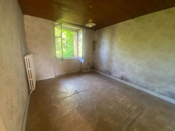 ANCIEN CORPS DE FERME A RENOVER SUR 4 HECTARES