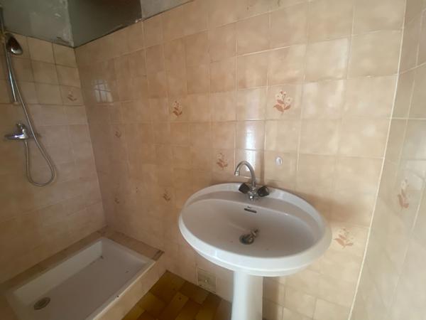 ANCIEN CORPS DE FERME A RENOVER SUR 4 HECTARES