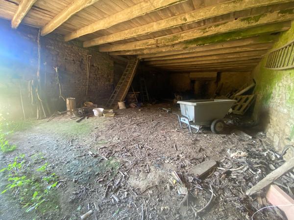 ANCIEN CORPS DE FERME A RENOVER SUR 4 HECTARES