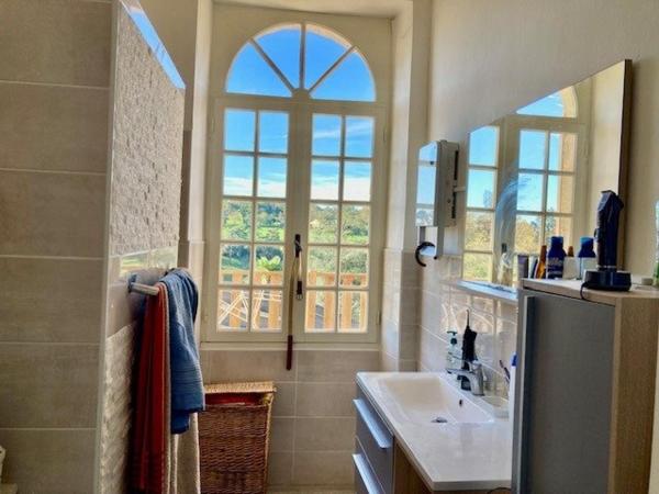 MAISON RENOVEE AVEC GARAGE, ANCIEN CHAI et JARDIN