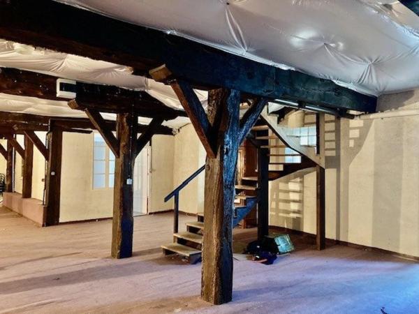 MAISON RENOVEE AVEC GARAGE, ANCIEN CHAI et JARDIN