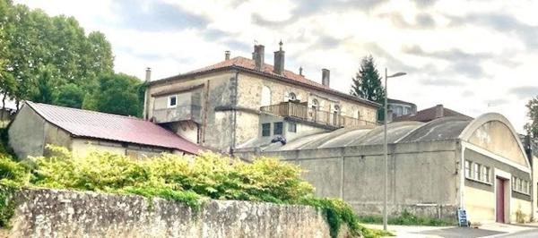 MAISON RENOVEE AVEC GARAGE, ANCIEN CHAI et JARDIN