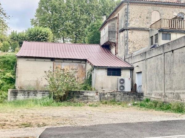 MAISON RENOVEE AVEC GARAGE, ANCIEN CHAI et JARDIN