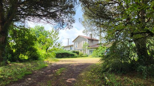 24400 Mussidan quartier calme maison de 142 m² 6 pièces 3 chambres  dépendances sur 3764 m2