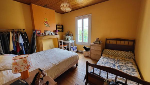 24400 Mussidan quartier calme maison de 142 m² 6 pièces 3 chambres  dépendances sur 3764 m2