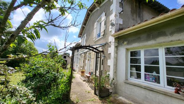 24400 Mussidan quartier calme maison de 142 m² 6 pièces 3 chambres  dépendances sur 3764 m2