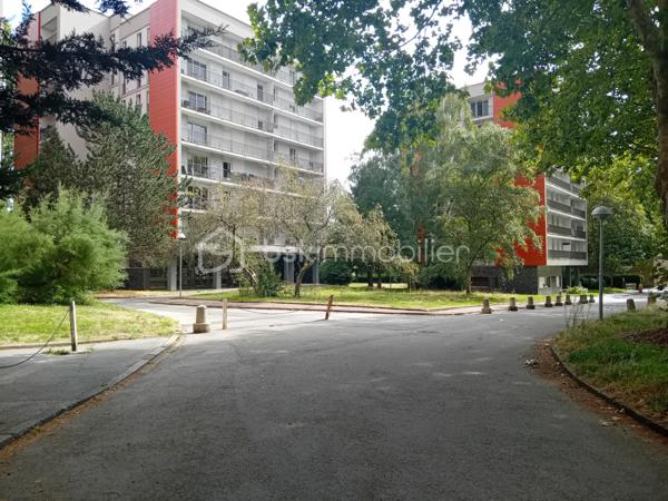Dans le quartier recherché de Bourg-l'Evêque à Rennes, découvrez cet agréable appartement T3 d'environ 60 m2, situé au 1er étage au sein d'une résidence calme et verdoyante.
Ce dernier bénéficie de la présence d'un ascenseur desservant un demi-palier, quelques marches restant à descendre pour accéder au logement.
Lumineux et exposé sud-est, l'appartement bénéficie d'une belle ouverture sur l'extérieur grâce à son balcon d'environ 10 m2, accessible depuis le salon-séjour ainsi que depuis les deux chambres.
L'appartement se compose d'une entrée avec dressing, d'un salon-séjour, d'une cuisine aménagée et équipée, de deux chambres, d'une salle d'eau et d'un débarras.
Il bénéficie également de plusieurs annexes et équipements appréciables:
-Place de stationnement privative et numérotée en sous-sol semi-enterré, avec accès sécurisé par porte automatique.
-Cave privative d'environ 6 m2.
-Grand local à vélo sécurisé, fermé par une grille.
-Résidence sécurisée avec barrières automatiques à l'entrée du parc.
-Agréables espaces verts au sein de la résidence.

L'appartement a par ailleurs bénéficié de travaux d'amélioration, notamment avec la réalisation d'une isolation acoustique du plafond et d'un mur mitoyen, ainsi que des travaux d'isolation thermique à l'extérieur réalisés au niveau de la résidence.
Le chauffage et l'eau chaude sont collectifs.
Un appartement fonctionnel et lumineux, avec vue dégagée sur le parc, d'un cadre agréable et verdoyant, tout en profitant de la proximité des commerces, des commodités et des transports en commun.

Une visite vous permettra d'en apprécier pleinement le potentiel et la qualité de l'environnement.