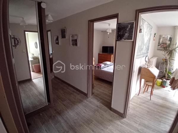 Dans le quartier recherché de Bourg-l'Evêque à Rennes, découvrez cet agréable appartement T3 d'environ 60 m2, situé au 1er étage au sein d'une résidence calme et verdoyante.
Ce dernier bénéficie de la présence d'un ascenseur desservant un demi-palier, quelques marches restant à descendre pour accéder au logement.
Lumineux et exposé sud-est, l'appartement bénéficie d'une belle ouverture sur l'extérieur grâce à son balcon d'environ 10 m2, accessible depuis le salon-séjour ainsi que depuis les deux chambres.
L'appartement se compose d'une entrée avec dressing, d'un salon-séjour, d'une cuisine aménagée et équipée, de deux chambres, d'une salle d'eau et d'un débarras.
Il bénéficie également de plusieurs annexes et équipements appréciables:
-Place de stationnement privative et numérotée en sous-sol semi-enterré, avec accès sécurisé par porte automatique.
-Cave privative d'environ 6 m2.
-Grand local à vélo sécurisé, fermé par une grille.
-Résidence sécurisée avec barrières automatiques à l'entrée du parc.
-Agréables espaces verts au sein de la résidence.

L'appartement a par ailleurs bénéficié de travaux d'amélioration, notamment avec la réalisation d'une isolation acoustique du plafond et d'un mur mitoyen, ainsi que des travaux d'isolation thermique à l'extérieur réalisés au niveau de la résidence.
Le chauffage et l'eau chaude sont collectifs.
Un appartement fonctionnel et lumineux, avec vue dégagée sur le parc, d'un cadre agréable et verdoyant, tout en profitant de la proximité des commerces, des commodités et des transports en commun.

Une visite vous permettra d'en apprécier pleinement le potentiel et la qualité de l'environnement.