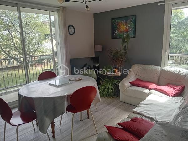 Dans le quartier recherché de Bourg-l'Evêque à Rennes, découvrez cet agréable appartement T3 d'environ 60 m2, situé au 1er étage au sein d'une résidence calme et verdoyante.
Ce dernier bénéficie de la présence d'un ascenseur desservant un demi-palier, quelques marches restant à descendre pour accéder au logement.
Lumineux et exposé sud-est, l'appartement bénéficie d'une belle ouverture sur l'extérieur grâce à son balcon d'environ 10 m2, accessible depuis le salon-séjour ainsi que depuis les deux chambres.
L'appartement se compose d'une entrée avec dressing, d'un salon-séjour, d'une cuisine aménagée et équipée, de deux chambres, d'une salle d'eau et d'un débarras.
Il bénéficie également de plusieurs annexes et équipements appréciables:
-Place de stationnement privative et numérotée en sous-sol semi-enterré, avec accès sécurisé par porte automatique.
-Cave privative d'environ 6 m2.
-Grand local à vélo sécurisé, fermé par une grille.
-Résidence sécurisée avec barrières automatiques à l'entrée du parc.
-Agréables espaces verts au sein de la résidence.

L'appartement a par ailleurs bénéficié de travaux d'amélioration, notamment avec la réalisation d'une isolation acoustique du plafond et d'un mur mitoyen, ainsi que des travaux d'isolation thermique à l'extérieur réalisés au niveau de la résidence.
Le chauffage et l'eau chaude sont collectifs.
Un appartement fonctionnel et lumineux, avec vue dégagée sur le parc, d'un cadre agréable et verdoyant, tout en profitant de la proximité des commerces, des commodités et des transports en commun.

Une visite vous permettra d'en apprécier pleinement le potentiel et la qualité de l'environnement.