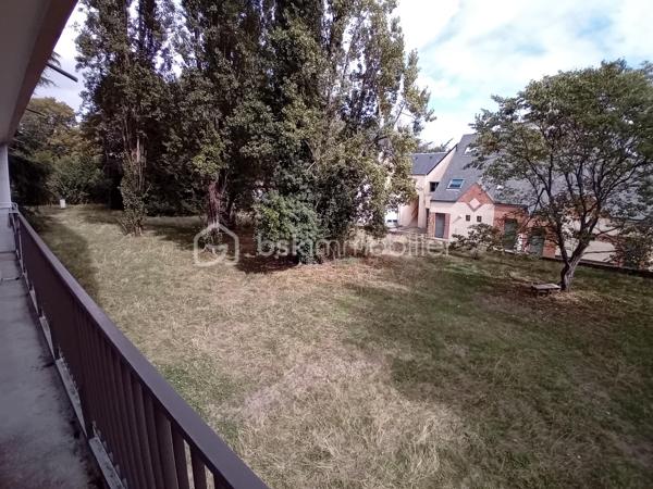 Dans le quartier recherché de Bourg-l'Evêque à Rennes, découvrez cet agréable appartement T3 d'environ 60 m2, situé au 1er étage au sein d'une résidence calme et verdoyante.
Ce dernier bénéficie de la présence d'un ascenseur desservant un demi-palier, quelques marches restant à descendre pour accéder au logement.
Lumineux et exposé sud-est, l'appartement bénéficie d'une belle ouverture sur l'extérieur grâce à son balcon d'environ 10 m2, accessible depuis le salon-séjour ainsi que depuis les deux chambres.
L'appartement se compose d'une entrée avec dressing, d'un salon-séjour, d'une cuisine aménagée et équipée, de deux chambres, d'une salle d'eau et d'un débarras.
Il bénéficie également de plusieurs annexes et équipements appréciables:
-Place de stationnement privative et numérotée en sous-sol semi-enterré, avec accès sécurisé par porte automatique.
-Cave privative d'environ 6 m2.
-Grand local à vélo sécurisé, fermé par une grille.
-Résidence sécurisée avec barrières automatiques à l'entrée du parc.
-Agréables espaces verts au sein de la résidence.

L'appartement a par ailleurs bénéficié de travaux d'amélioration, notamment avec la réalisation d'une isolation acoustique du plafond et d'un mur mitoyen, ainsi que des travaux d'isolation thermique à l'extérieur réalisés au niveau de la résidence.
Le chauffage et l'eau chaude sont collectifs.
Un appartement fonctionnel et lumineux, avec vue dégagée sur le parc, d'un cadre agréable et verdoyant, tout en profitant de la proximité des commerces, des commodités et des transports en commun.

Une visite vous permettra d'en apprécier pleinement le potentiel et la qualité de l'environnement.