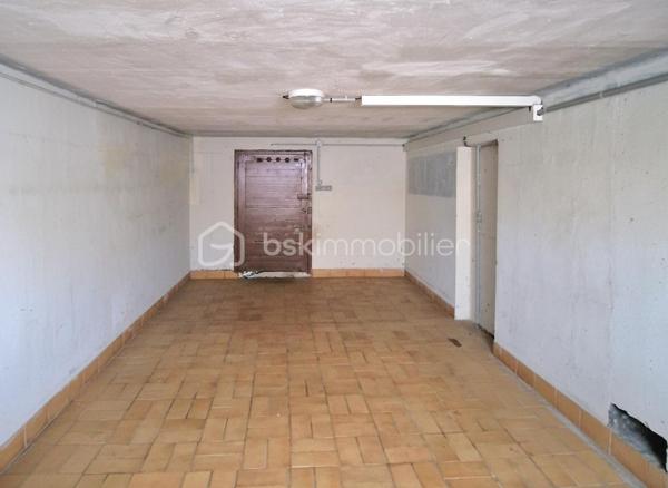 A 15 minutes DES PLAGES et à quelques pas du Polygone, cette maison offre une configuration exceptionnelle : un logement principal et un T2 AUTONOME, idéal pour un proche, ou une activité professionnelle. 
Elle offre 95 m² de surface habitable sur une parcelle de 192 m².

AU REZ-DE-JARDIN, un T2 indépendant accessible depuis le jardin ou le garage.
Il se compose d'un salon ouvert sur les extérieurs, un coin cuisine, une chambre CLIMATISÉE, une salle d’eau avec un WC et une BUANDERIE de 12 m².
Idéal pour accueillir un parent, un ado, recevoir vos proches, créer un espace de télétravail ou un cabinet professionnel.

**Une place de stationnement privative** complète cet ensemble, renforçant encore son attractivité.

À L’ÉTAGE, l’entrée s’ouvre sur un séjour lumineux, climatisé et traversant prolongé par un BALCON.
La cuisine équipée indépendante, peut aisément accueillir un coin repas.
**L'espace nuit** se compose de deux chambres confortables, d’un dressing et d’une pièce polyvalente, idéale pour accueillir un bureau ou une chambre d’appoint selon vos besoins.
Une salle d’eau ainsi qu’un WC indépendant viennent parfaire ce niveau.

POINTS FORTS :

Emplacement calme et recherché, proximité immédiate des commodités et du Polygone.
T2 indépendant rare sur le secteur
Jardin et terrasse, complétés par un garage pratique et une place de stationnement.

CONFORT : 
chauffe-eau solaire, double vitrage PVC, volets roulants électriques, climatisation tri-split réversible, VMC
Une maison polyvalente, pensée pour s’adapter à tous les projets : habiter, accueillir, investir… ou les trois à la fois.

Un bien rare offrant de nombreuses possibilités de vie… à découvrir sans tarder.