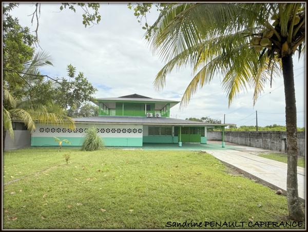 A VENDRE A KOUROU (GUYANE FRANCAISE) UNE CHARMANTE PROPRIETE DE 486 m² - DEUX APPARTEMENTS T3 - UN STUDIO - SUPERFICIE DU TERRAIN DE 5000 m² - AU PRIX DE 427000 €.