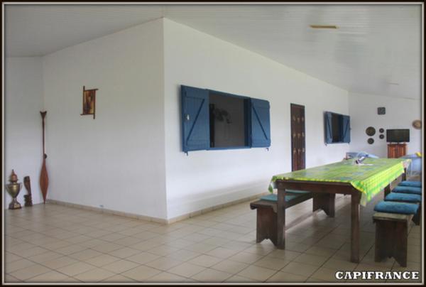 A VENDRE A KOUROU (GUYANE FRANCAISE) UNE CHARMANTE PROPRIETE DE 486 m² - DEUX APPARTEMENTS T3 - UN STUDIO - SUPERFICIE DU TERRAIN DE 5000 m² - AU PRIX DE 427000 €.