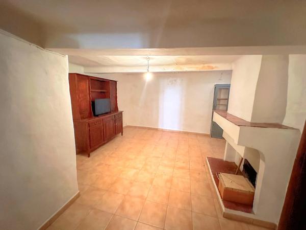 MAISON DE VILLAGE À AUPS – TOITURE ET FAÇADE RÉCENTES – FORT POTENTIEL – 137 000 €
