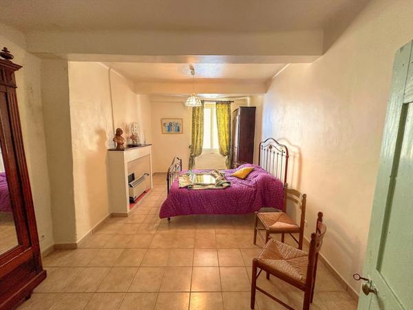 MAISON DE VILLAGE À AUPS – TOITURE ET FAÇADE RÉCENTES – FORT POTENTIEL – 137 000 €