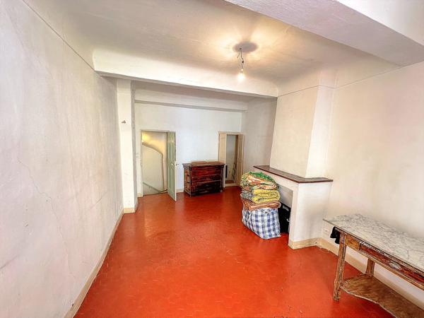 MAISON DE VILLAGE À AUPS – TOITURE ET FAÇADE RÉCENTES – FORT POTENTIEL – 137 000 €