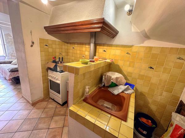 MAISON DE VILLAGE À AUPS – TOITURE ET FAÇADE RÉCENTES – FORT POTENTIEL – 137 000 €
