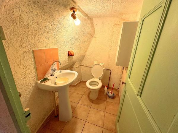MAISON DE VILLAGE À AUPS – TOITURE ET FAÇADE RÉCENTES – FORT POTENTIEL – 137 000 €