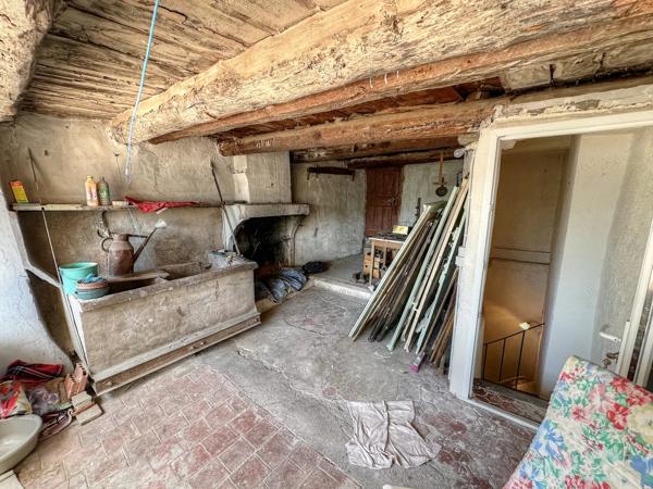 MAISON DE VILLAGE À AUPS – TOITURE ET FAÇADE RÉCENTES – FORT POTENTIEL – 137 000 €
