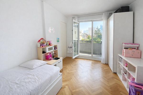 Courbevoie – 4 pièces lumineux de 87 m² avec balcon, parking et cave