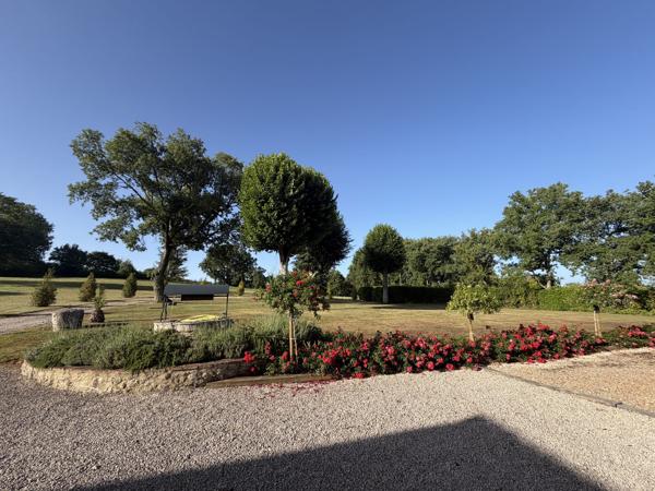 Sublime Propriété de Campagne avec Gîte, Piscine et 6 ha