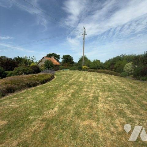 Maison avec dépendances et jardin arboré - Saint-Symphorien-le-Valois (50250)
À seulement quel...