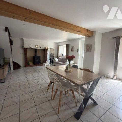 Maison avec dépendances et jardin arboré - Saint-Symphorien-le-Valois (50250)
À seulement quel...