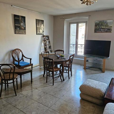 Appartement lumineux refait à neuf, vendu meublé en centre-ville d'Apt