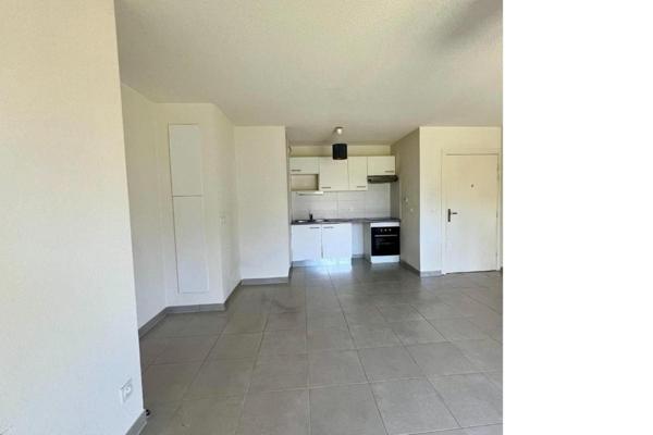 Appartement T3 avec une terrasse de 12m2 un balcon et une place de stationnement extérieure