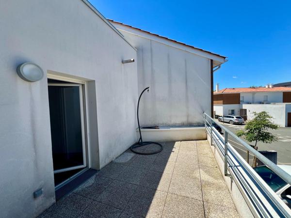 Appartement T3 avec une terrasse de 12m2 un balcon et une place de stationnement extérieure