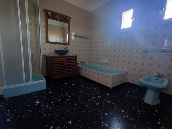 Cucuron, au calme , villa de plain pied avec jardin