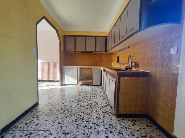 Cucuron, au calme , villa de plain pied avec jardin