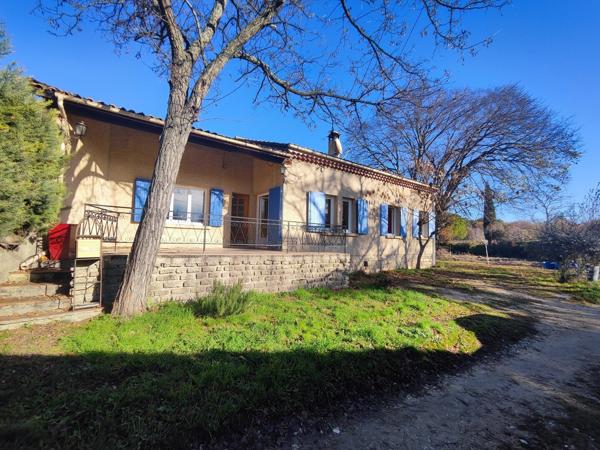 Cucuron, au calme , villa de plain pied avec jardin