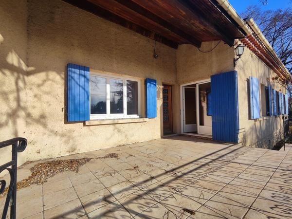 Cucuron, au calme , villa de plain pied avec jardin