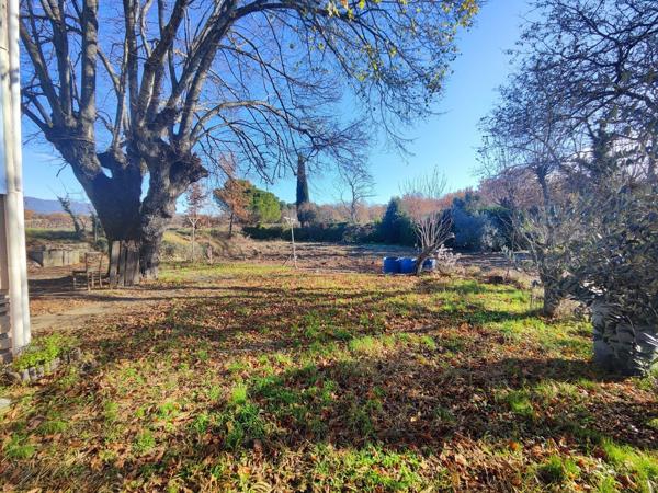 Cucuron, au calme , villa de plain pied avec jardin