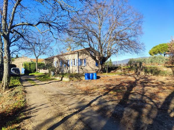Cucuron, au calme , villa de plain pied avec jardin
